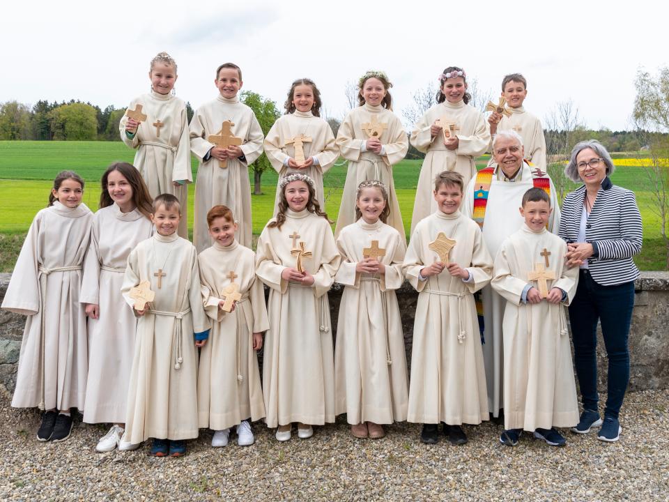 Die zwölf Erstkommunionkinder und Priester Peter Bachmann mit Katechetin Susanne Umbricht