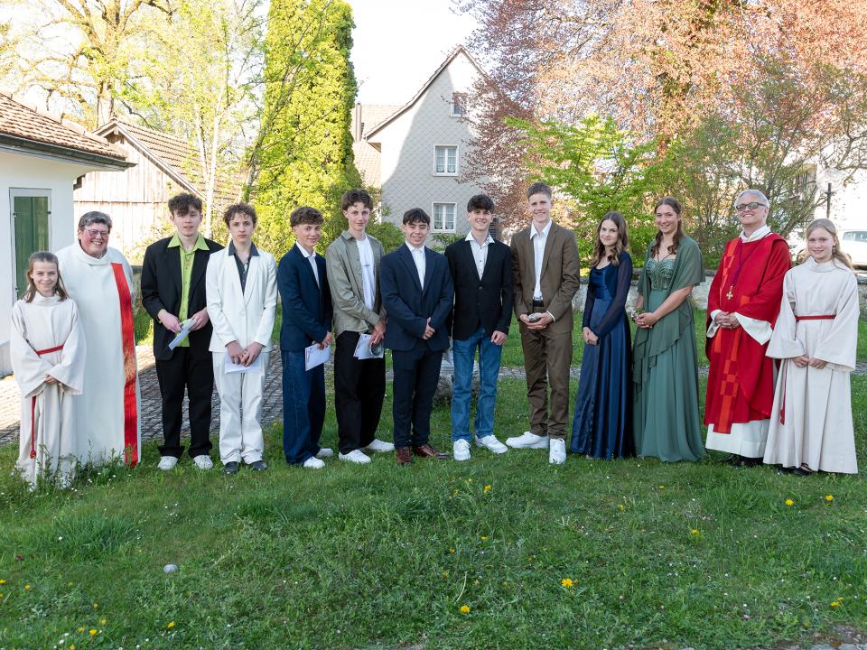 Neugefirmte mit Barbara Weinbuch und Domherr Roland Häfliger