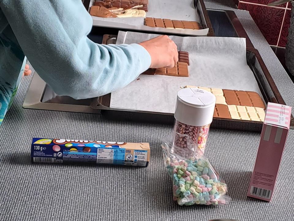 fantasievolle Verzierungen auf der Schoggi "MAMA"