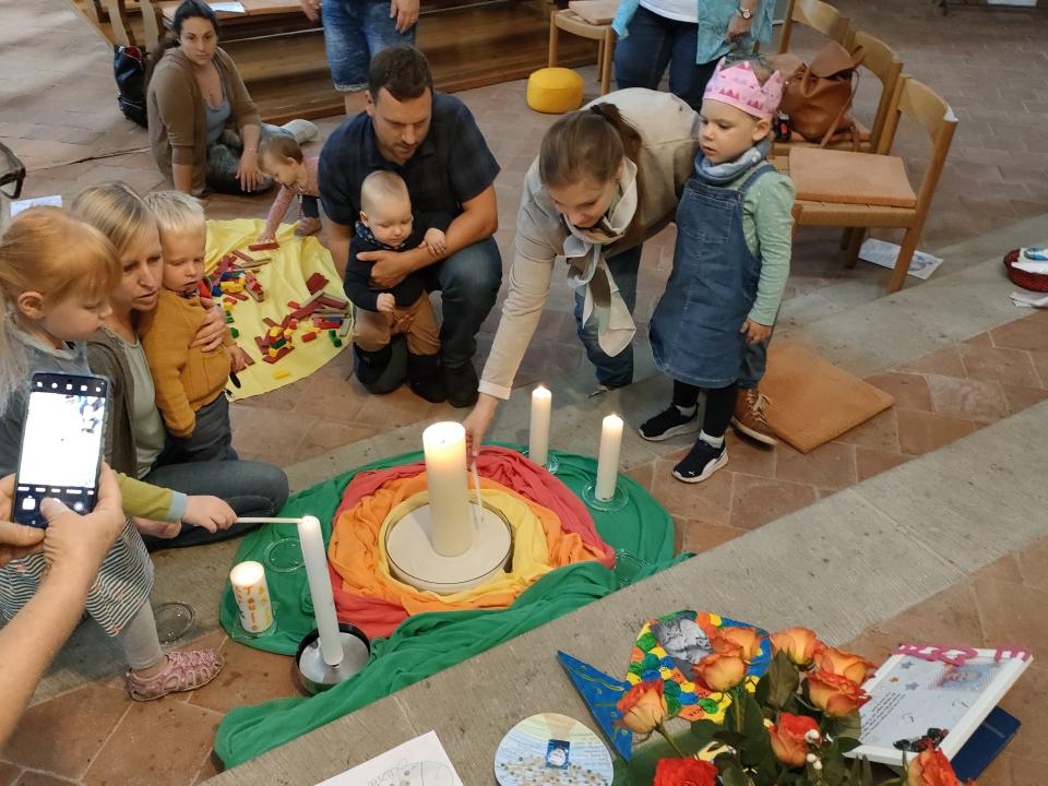 Taufkerzen werden angezündet