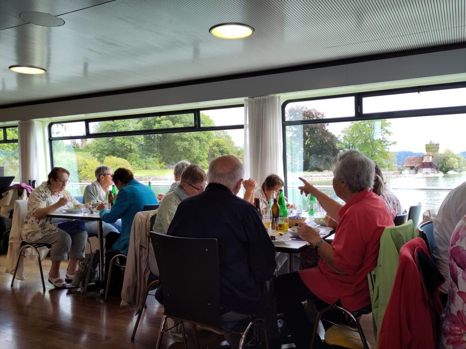 Beim Zmittag auf dem Schiff.