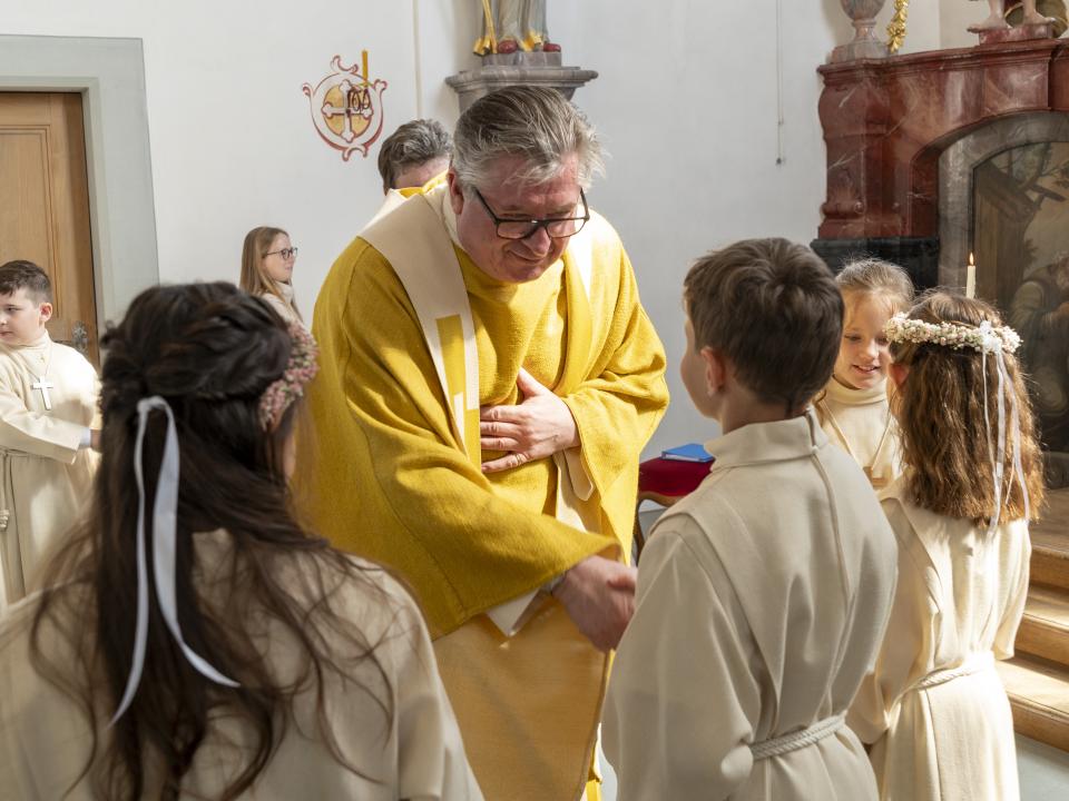 Pater Jaroslaw gibt den Friedensgruss weiter an die Kinder