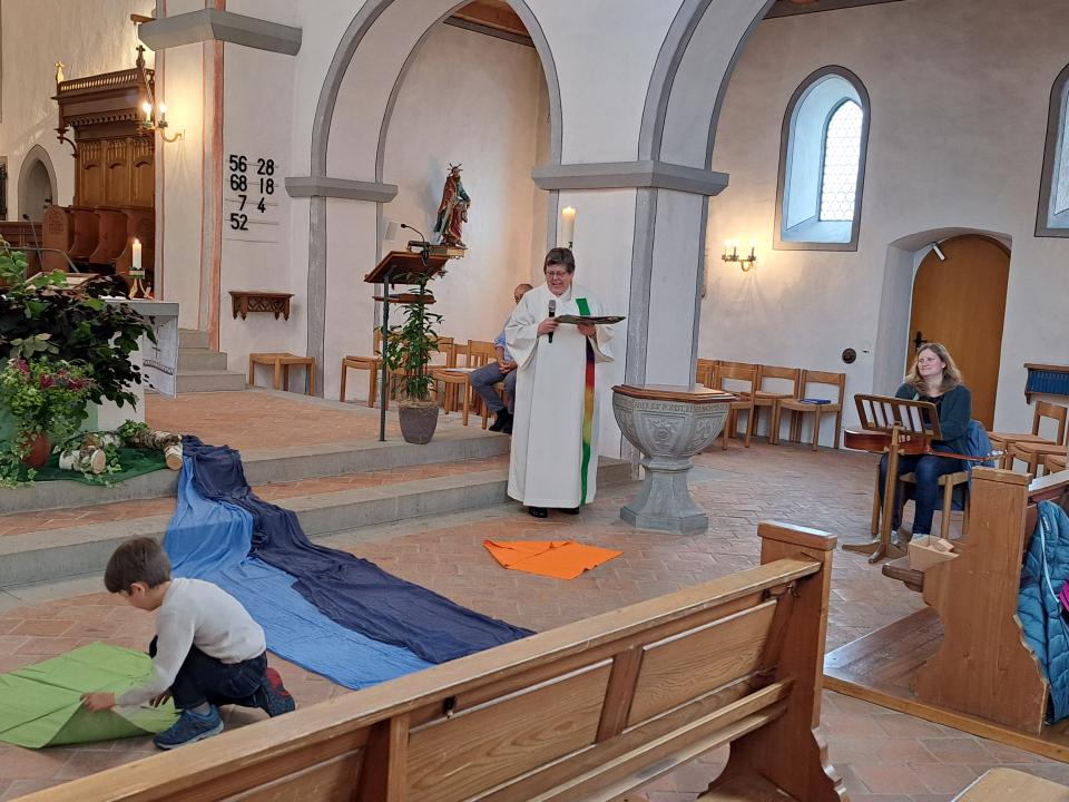 Häuser aus Tücher gefaltet untermalen die Geschichte