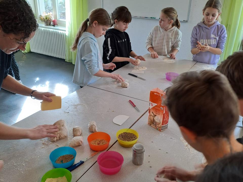 Kinder backen Brote