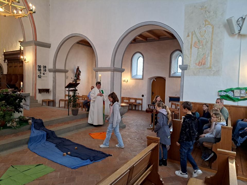 Kinder gestalten den Gottesdienst mit