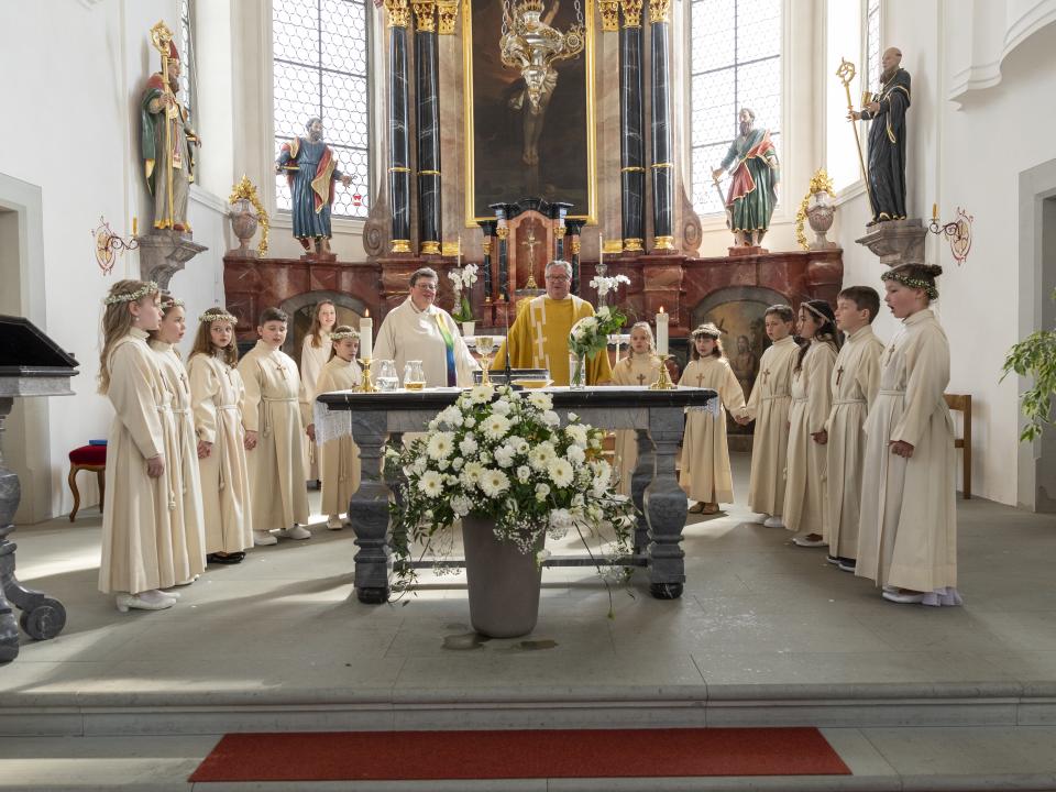 Zum "Vateruns" versammeln sich die Kinder um den Altar