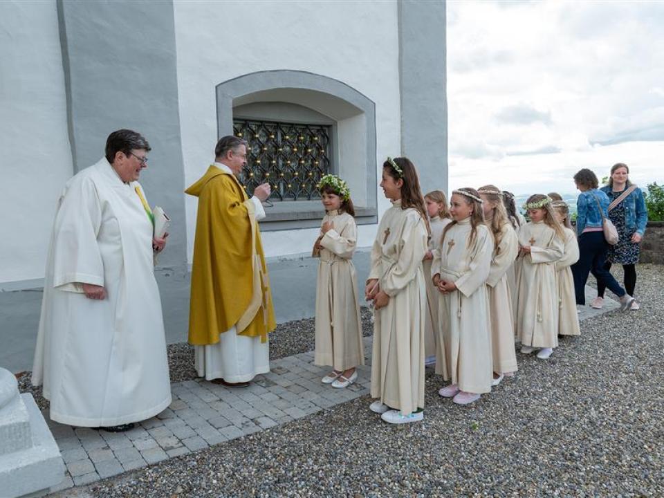Vor der Kirche