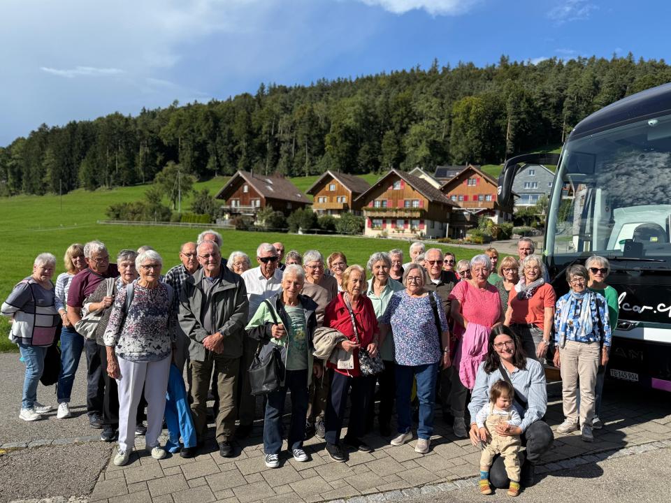 Gruppenfoto mit den Reisefreudigen Seniorinnen und Senioren