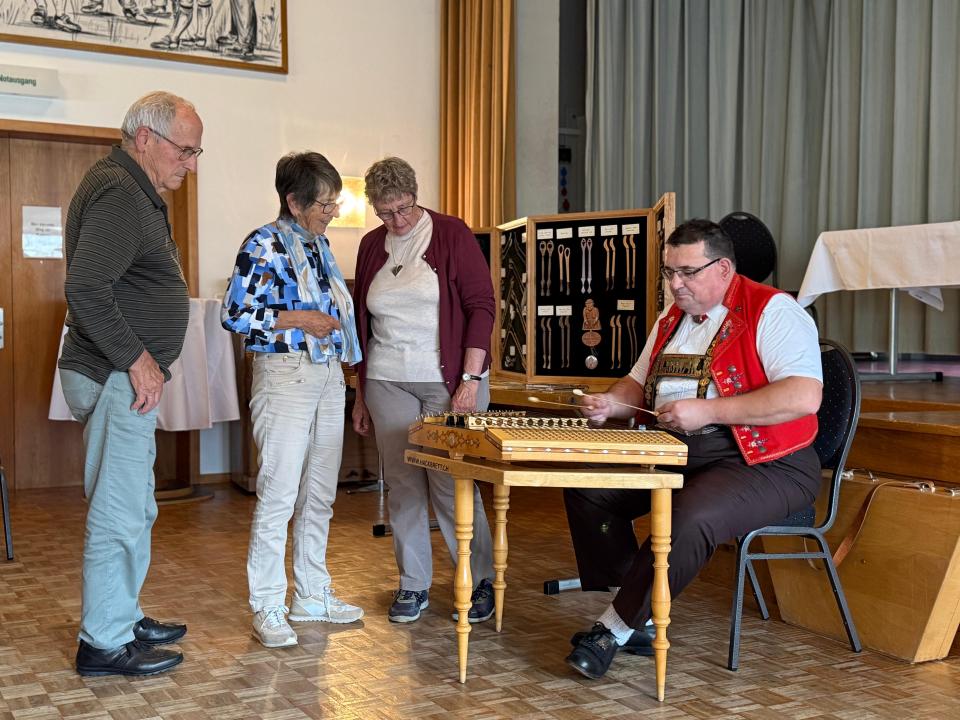 Hackbrett-Spielerinnen treffen Hackbrettbauer.