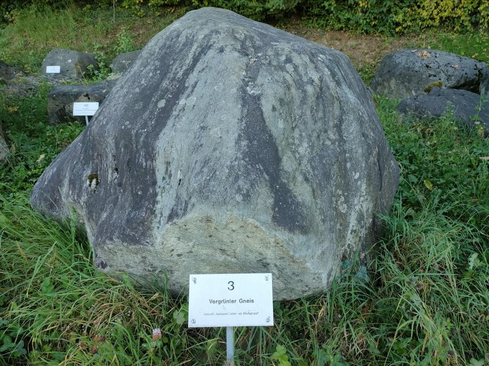 Vergrünter Gneis-Stein aus dem Julier- oder Albulagebirge