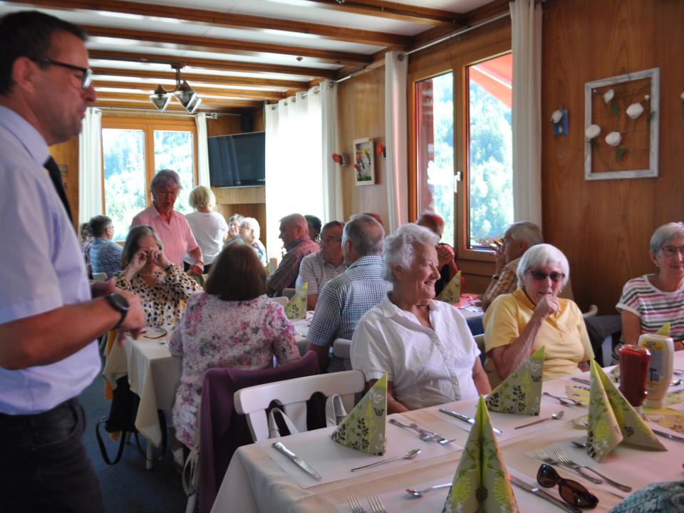 Es wird ein feines Mittagessen genossen