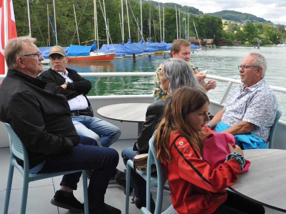 gemütliche Gesprächsrunde auf dem Schiff.