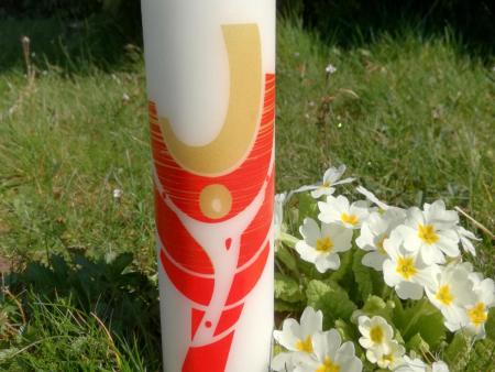 Palmzweige und Osterkerzen