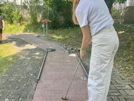 Minis beim Minigolf