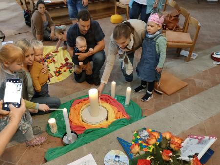 Taufkerzen werden angezündet