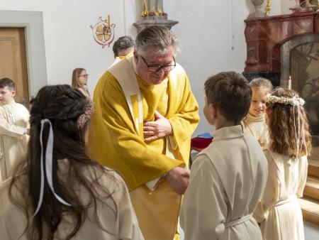 Pater Jaroslaw gibt den Friedensgruss weiter an die Kinder