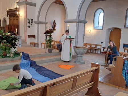 Häuser aus Tücher gefaltet untermalen die Geschichte