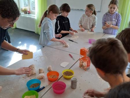 Kinder backen Brote