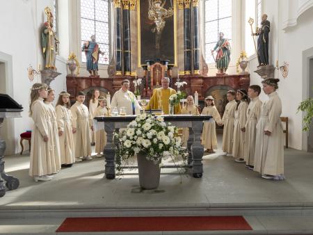 Zum "Vateruns" versammeln sich die Kinder um den Altar