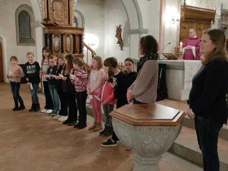 Die Erstkommunionkinder tragen ihre Fürbitten vor