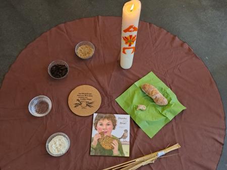 Ein Bodenbild legen zum Thema Brot teilen