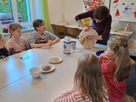 den Teig nochmals kneten