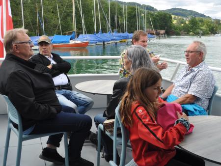 gemütliche Gesprächsrunde auf dem Schiff.