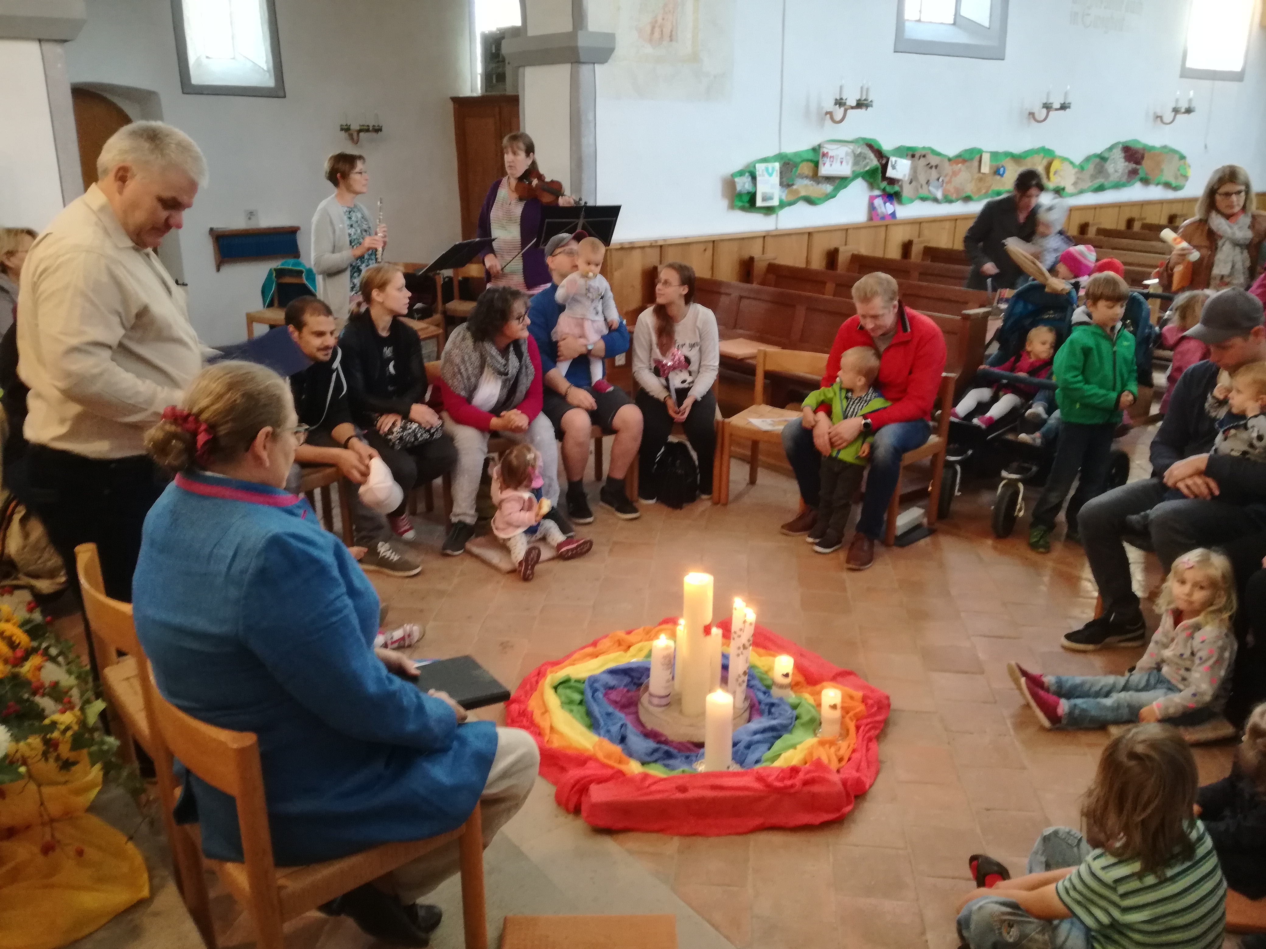 Eltern treffen in der Kirche ein