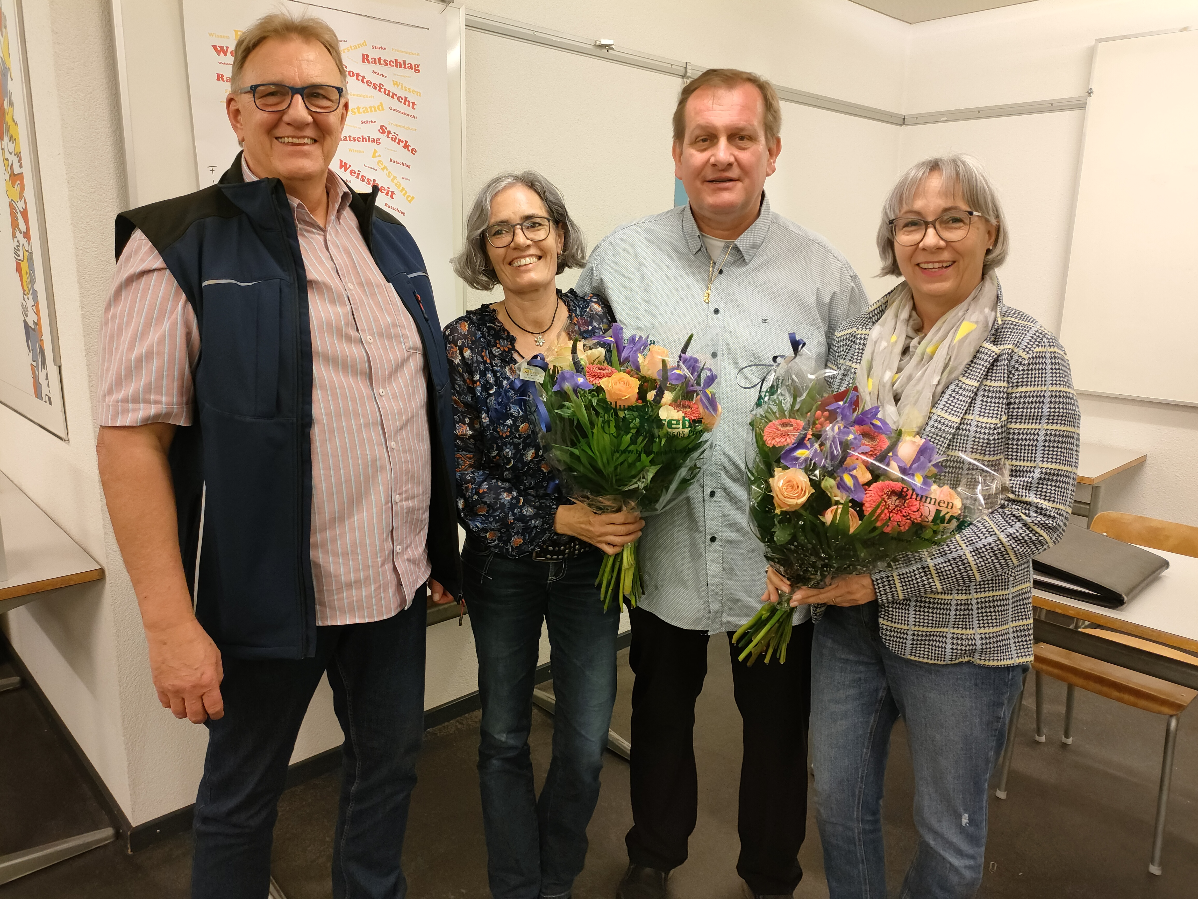 Präsident Victor Haag verabschiedet Iris Reisch (2.v.l.) und Susanne Umbricht (4.v.l.) und begrüsst zugleich das neue Kirchgemeindratsmitglied Jürg Schwatz (1.v.l.). 