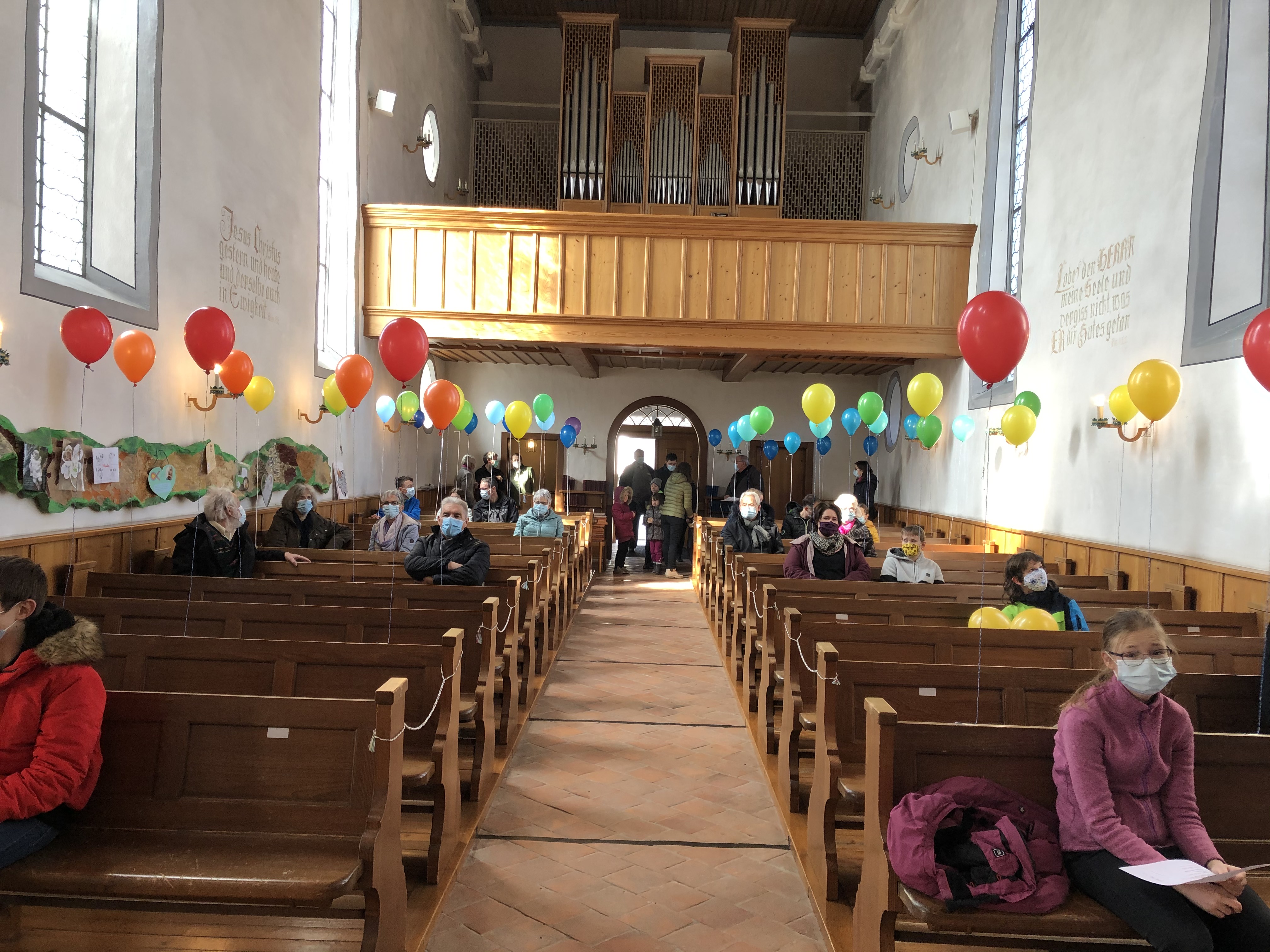 Ballone in den Regenbogenfarben dekorierten die Kirche